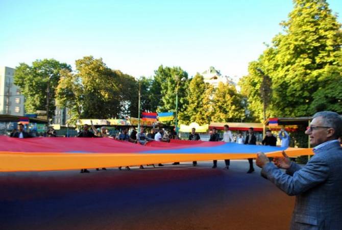 В украинском городе Полтава местные армяне пронесли 30-метровый флаг Армении 
