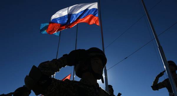 Военнослужащие российской базы и юнармейцы в Армении подняли флаг России на одну из вершин Арагаца 
