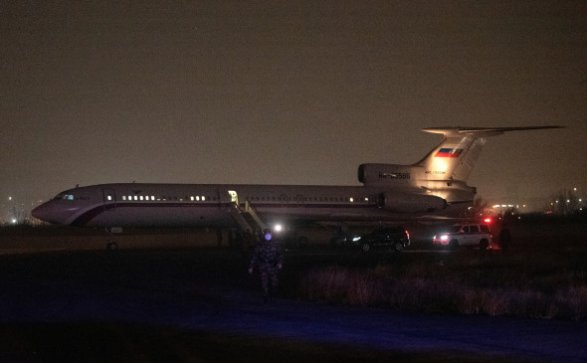 Самолет с группой из 15 армянских пленных вылетел из Азербайджана в Армению 