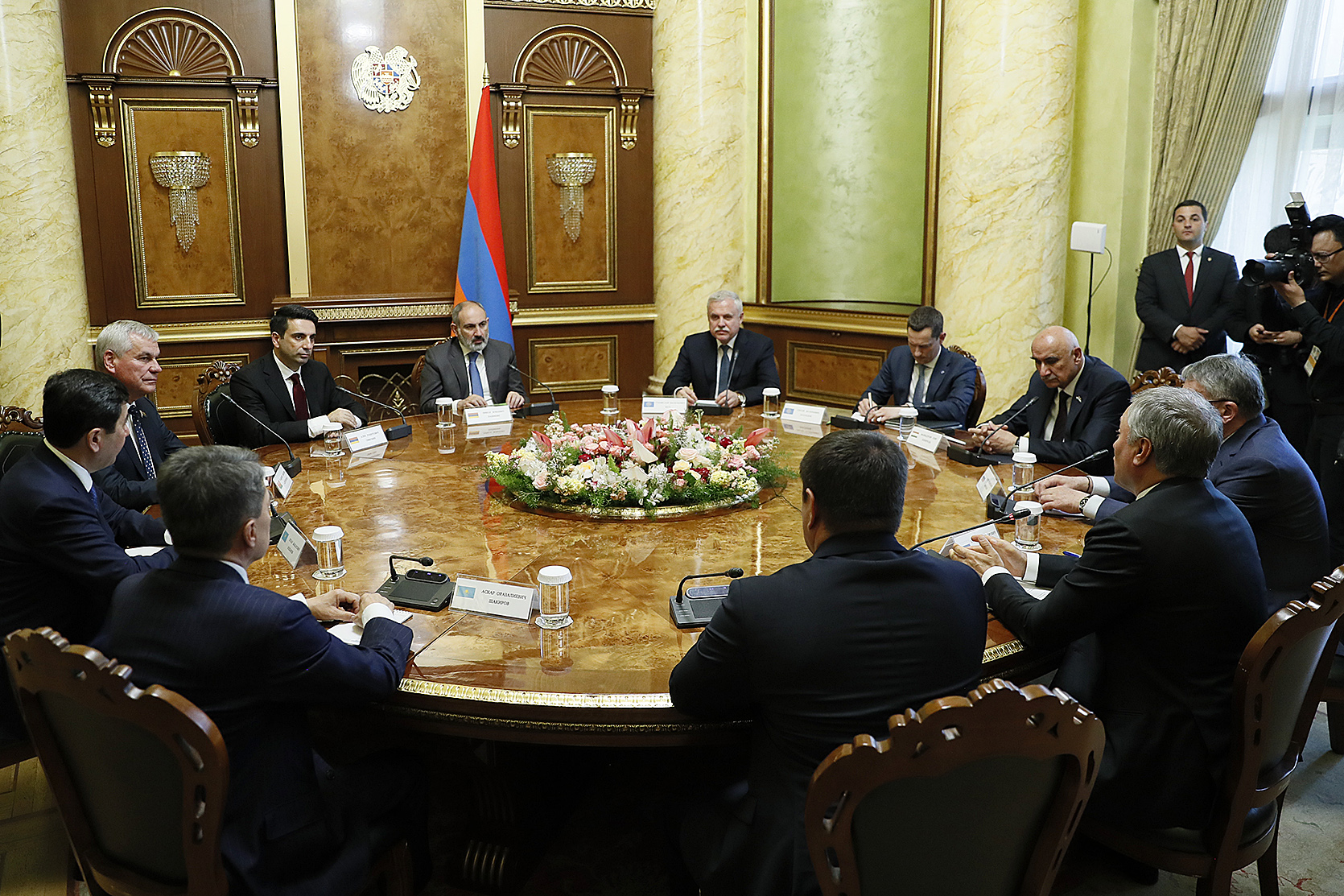 Премьер-министр Пашинян принял глав делегаций Парламентской ассамблеи ОДКБ 
