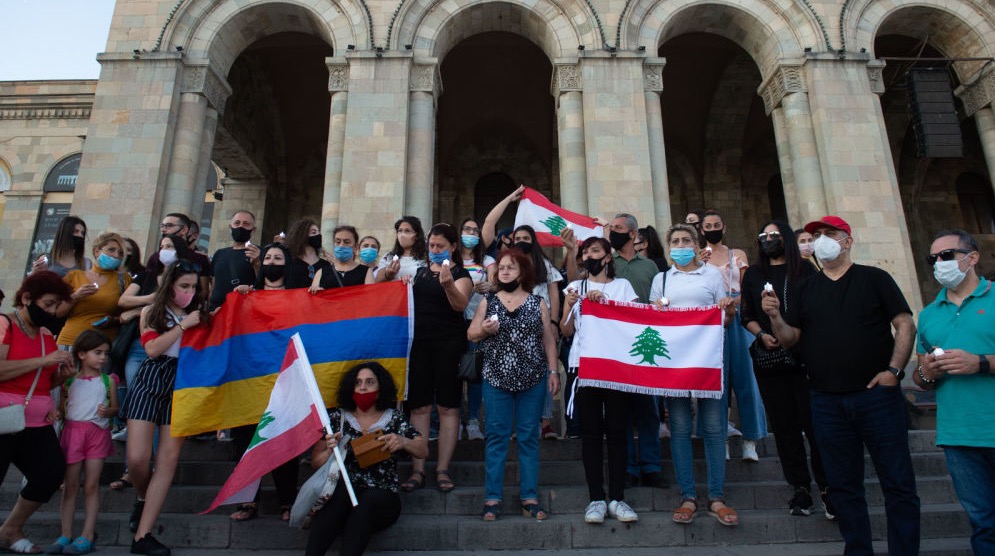 В память о жертвах взрыва в Бейруте на площади Республики в Ереване состоялась церемония зажжения свеч 