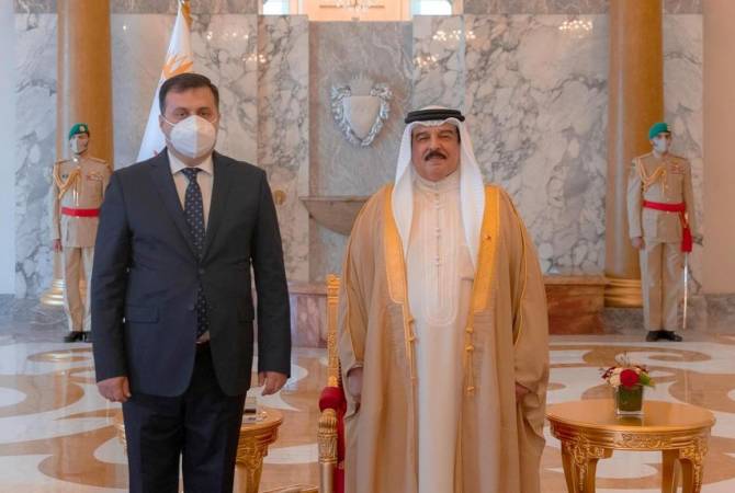 Посол Армении вручил королю Бахрейна Хамаду бин Исе Аль Халифе верительные грамоты 