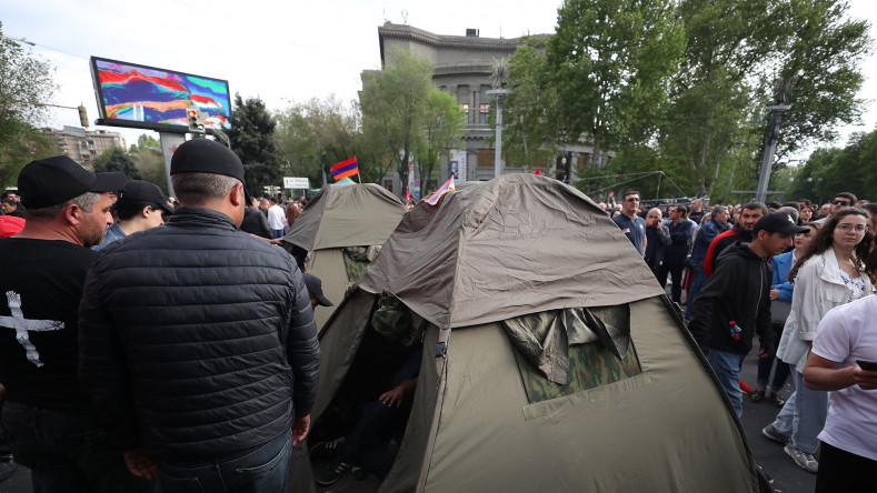 После внезапной кончины одного из участников протестов, в Армении призвали полицию проверить оппозиционеров на предмет наличия наркотиков 