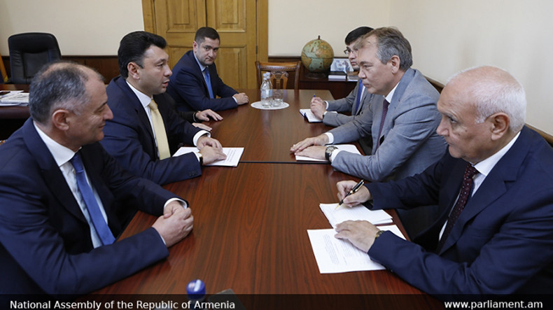 В Ереване находится делегация Госдумы во главе с председателем Комитета по делам СНГ, евразийской интеграции и связям с соотечественниками Леонидом Калашниковым 