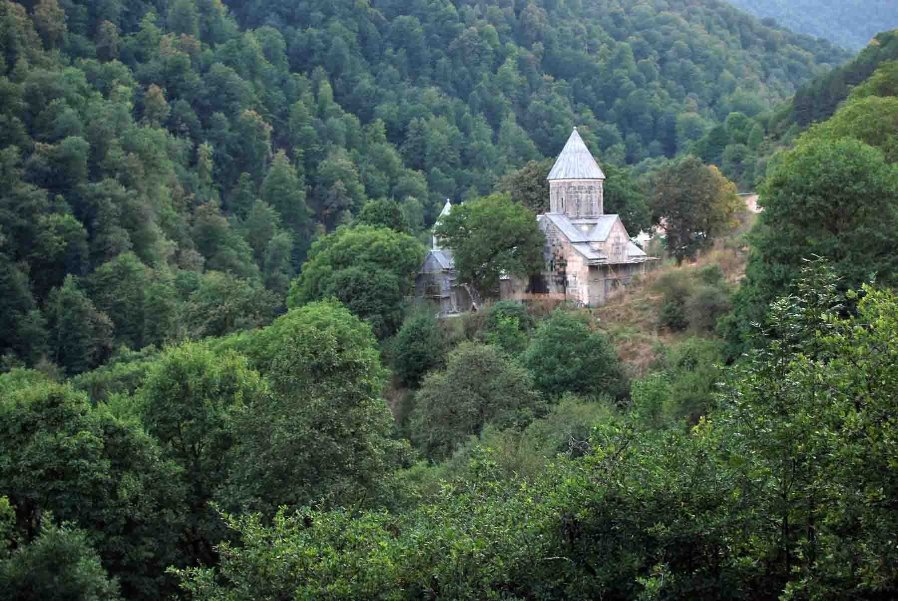 Dilijan. Агарцин монастырь Армения. Монастырь Дилижан Армения. Дилижан монастырь Агарцин. Природа Армении Дилижан.