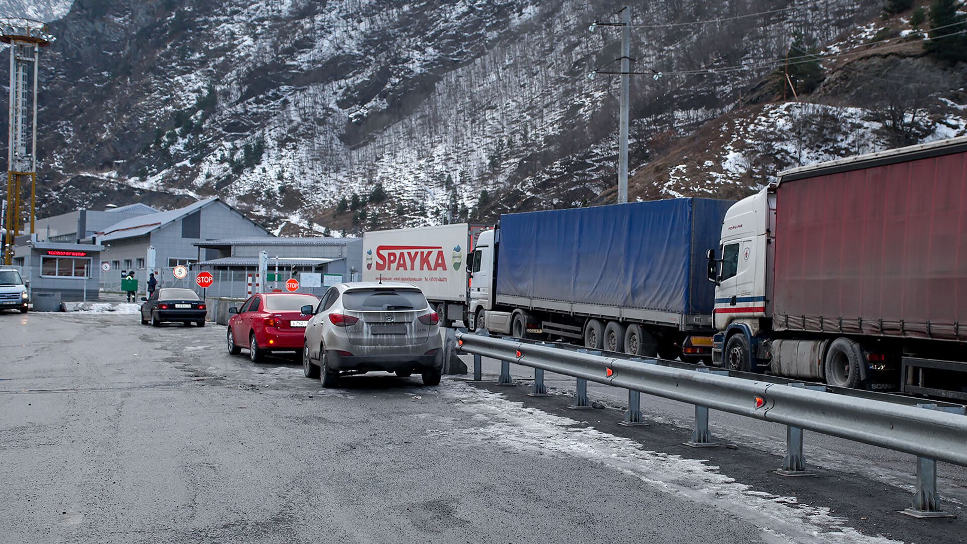  Порядка трех с половиной тысяч транспортных средств, среди которых и армянские фуры, застряли с российской стороны на "Верхнем Ларсе" 