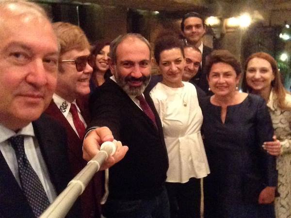 «Боже, благослови Армению» - Элтон Джон отужинал с президентом и премьер-министром Армении 