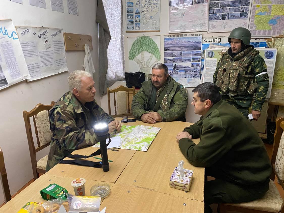 Араик Арутюнян посетил боевые позиции близ Степанакерта 