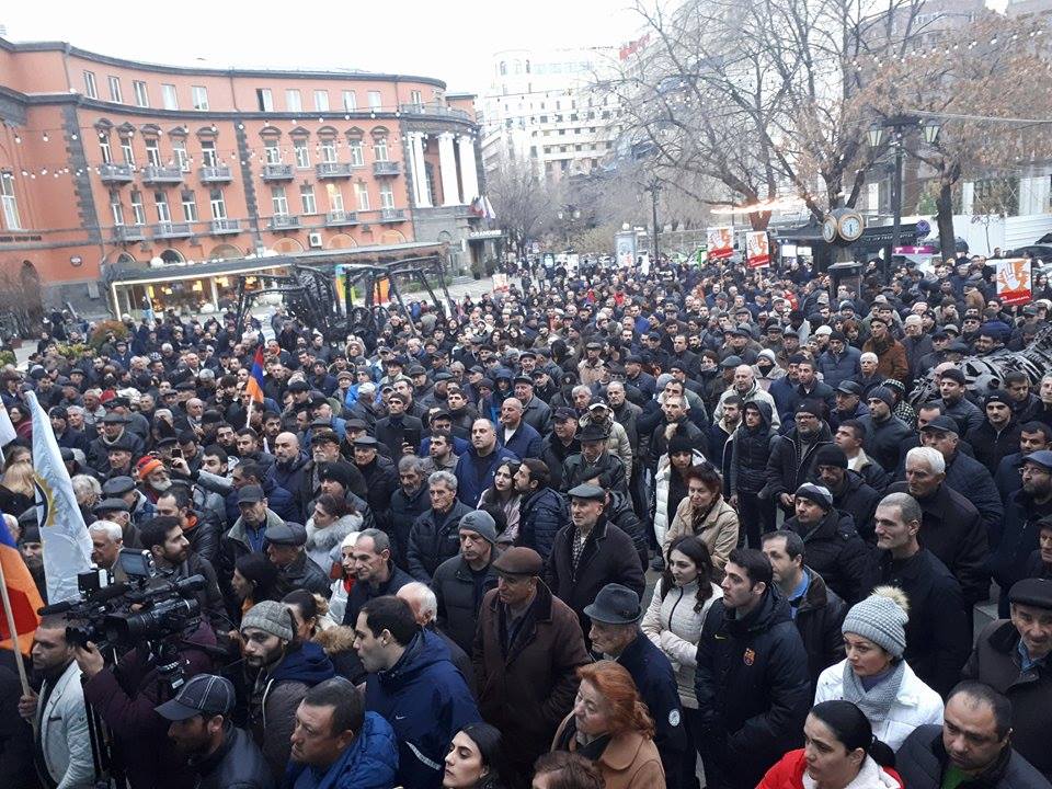 В Ереване стартовало шествие против роста цен в Армении 
