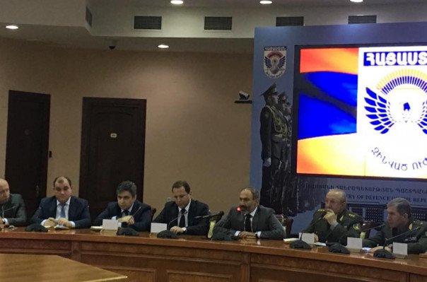 Премьер-министр Армении в оборонном ведомстве представил нового министра Давида Тонояна 