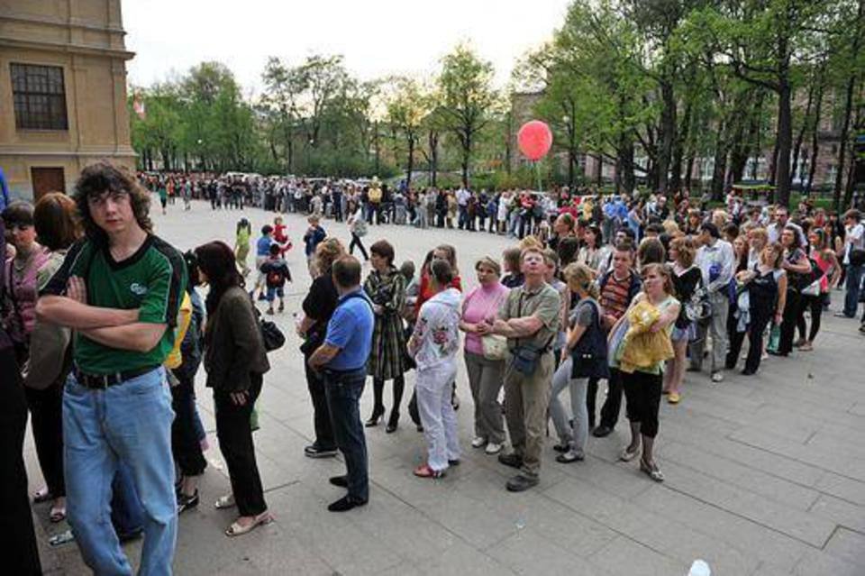 В визовых центрах в России возникли полуторамесячные очереди на Шенген 