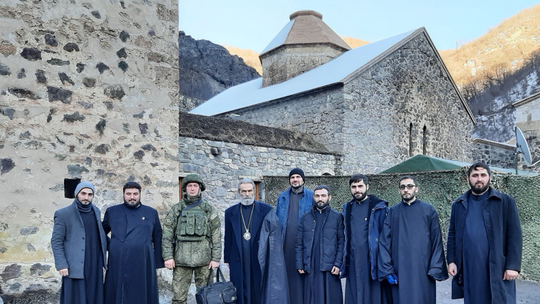 Отец Ваграм: Вот эти священнослужители защищают окруженный азербайджанцами Дадиванк 