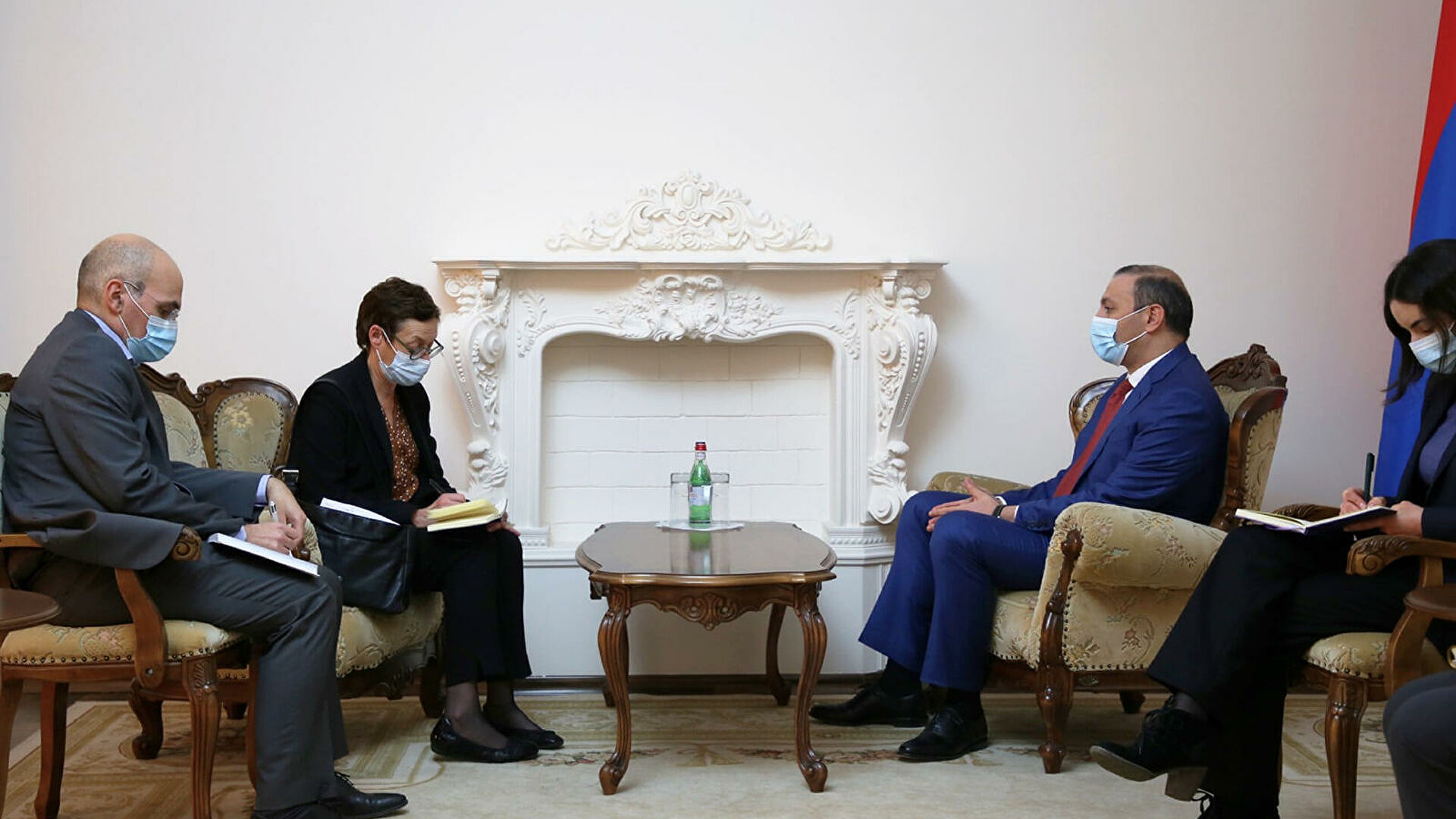 Секретарь Совбеза Армении обсудил с послом Франции ситуацию на границе 
