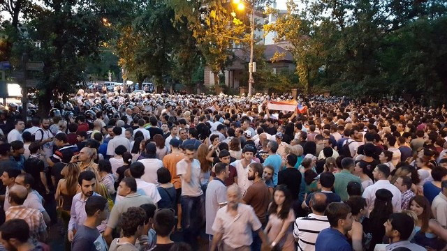 Участники акции в Ереване требуют прекратить полномочия освободившего Роберта Кочаряна судьи 