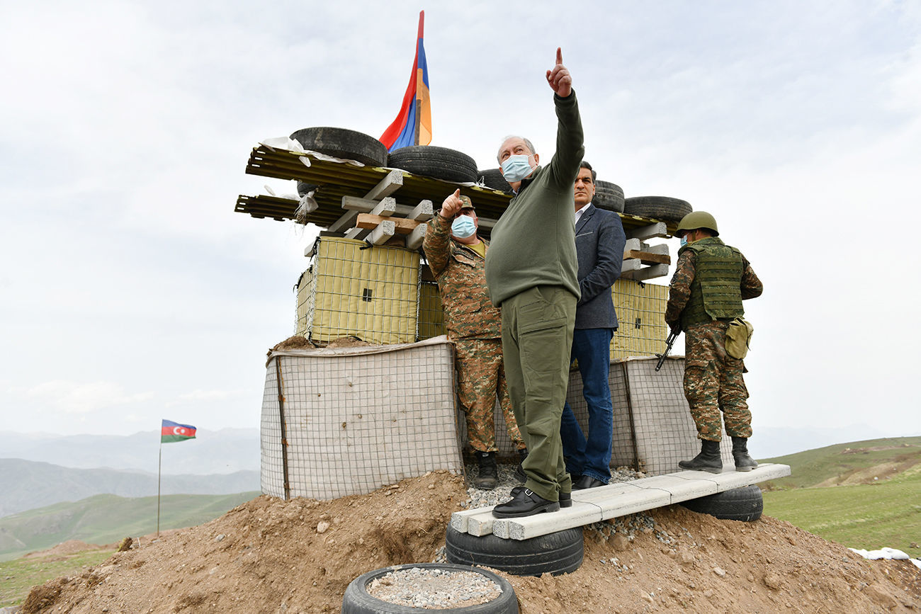 Президент Армении в Сюнике наградил военных: "Государство с вами"  