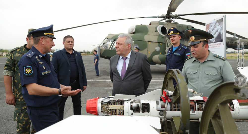 Глава Минобороны Армении посетил авиабазу "Эребуни" и изучил возможности военных самолетов 