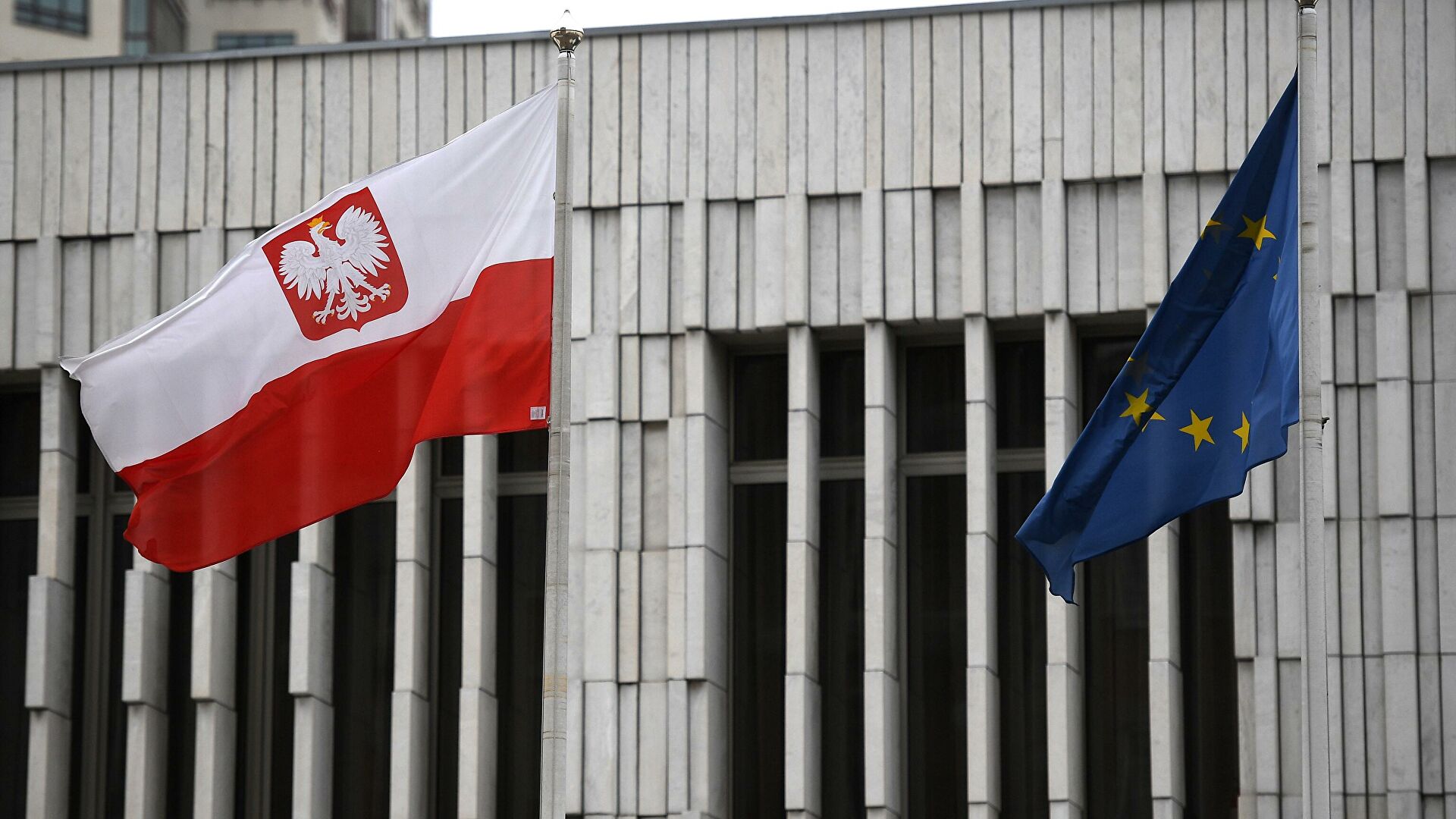 Власти Польши решили выслать из страны 45 российских дипломатов 