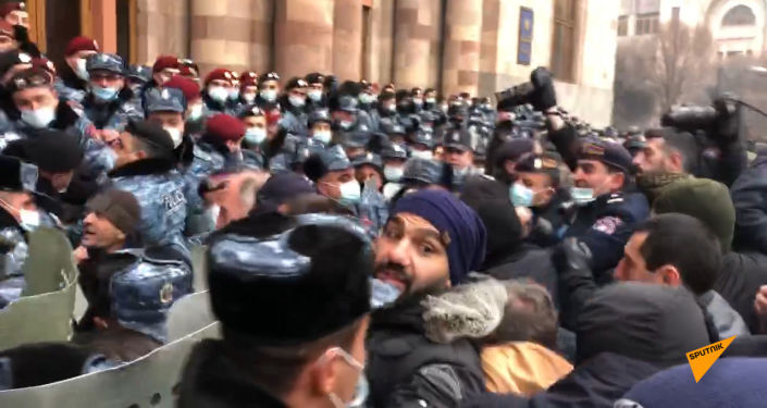 В Армении задержаны 5 граждан по подозрению в попытке захвата здания правительства 