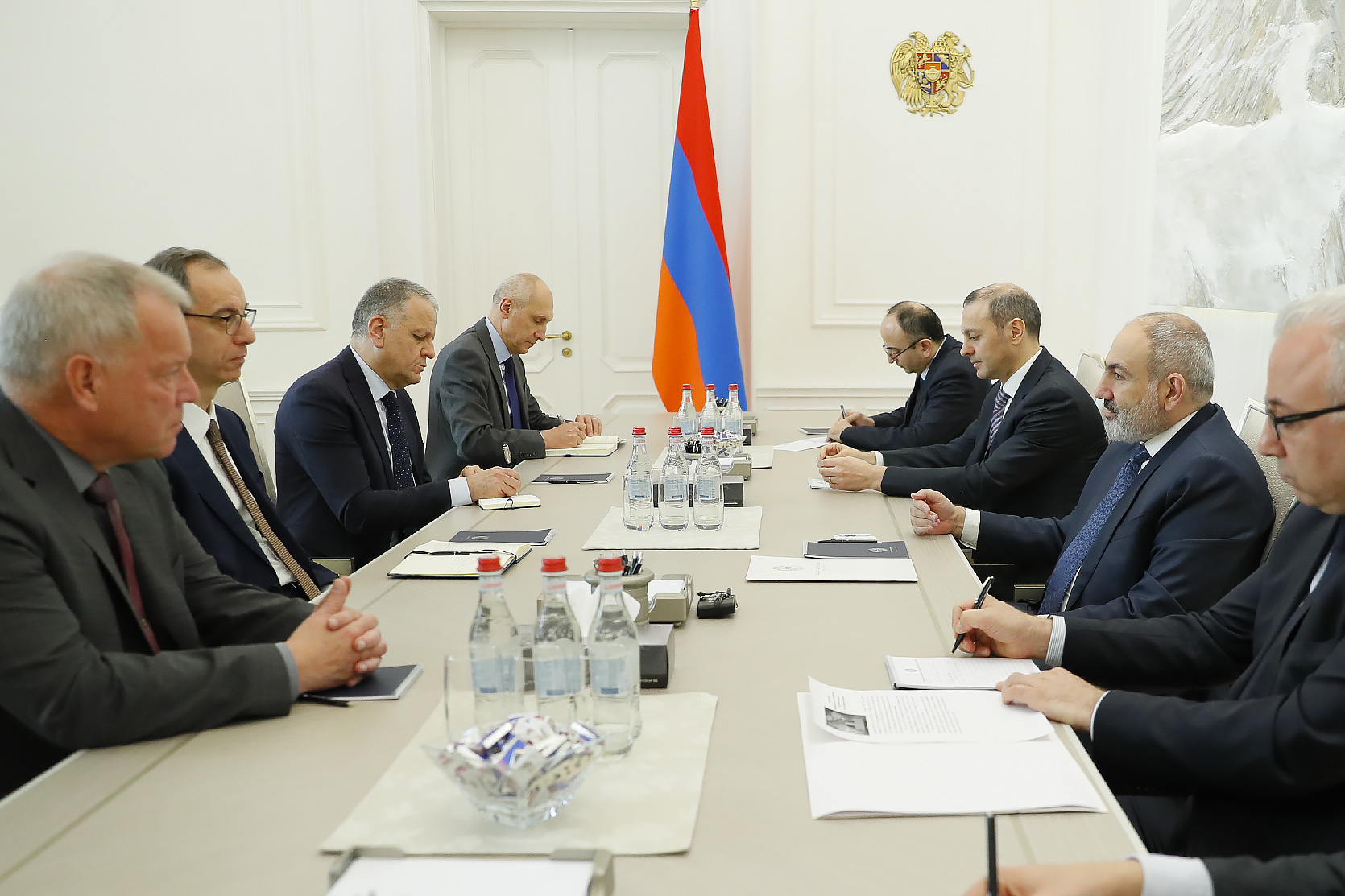 Пашинян обсудил с еврочиновником вопросы региональной безопасности  