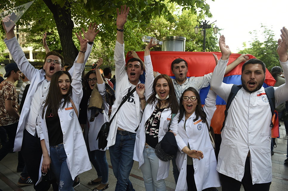 Демонстранты стали собираться на Площади Республики Еревана 