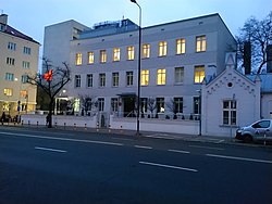 Неизвестный бросил бутылку с горючей смесью в здание турецкого посольства в Варшаве  