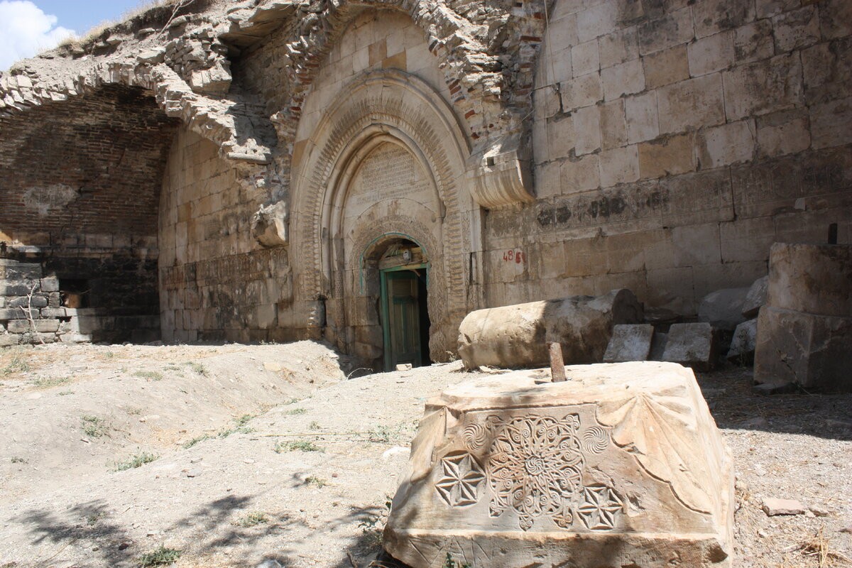 У Бога нет национальности: паломничество к армянскому Варагаванку и его курдскому хранителю 