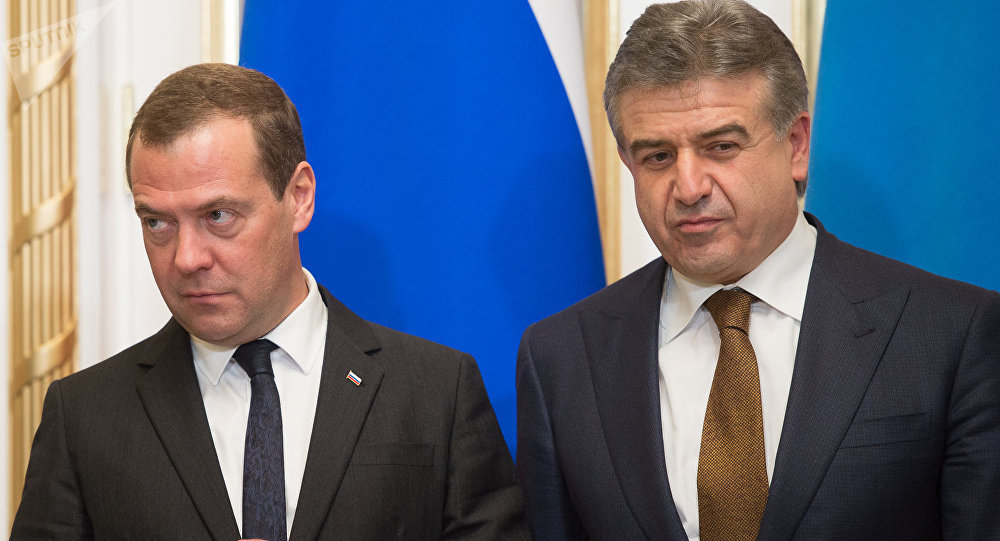 Медведев обсудил с Карапетяном ситуацию в Армении 