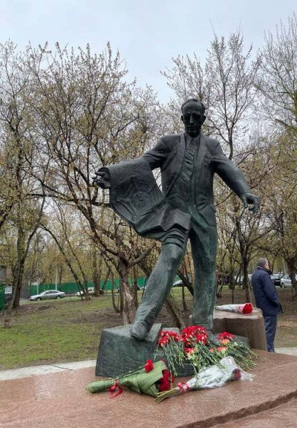 В Москве открыли памятник Каро Алабяну 