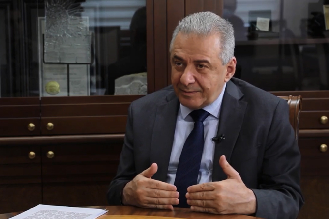 Глава военного ведомства: В Армении есть один начальник Генштаба и есть бывшие 