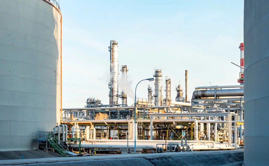 Крупнейший нефтезавод на юге России остановили после атаки дронов 