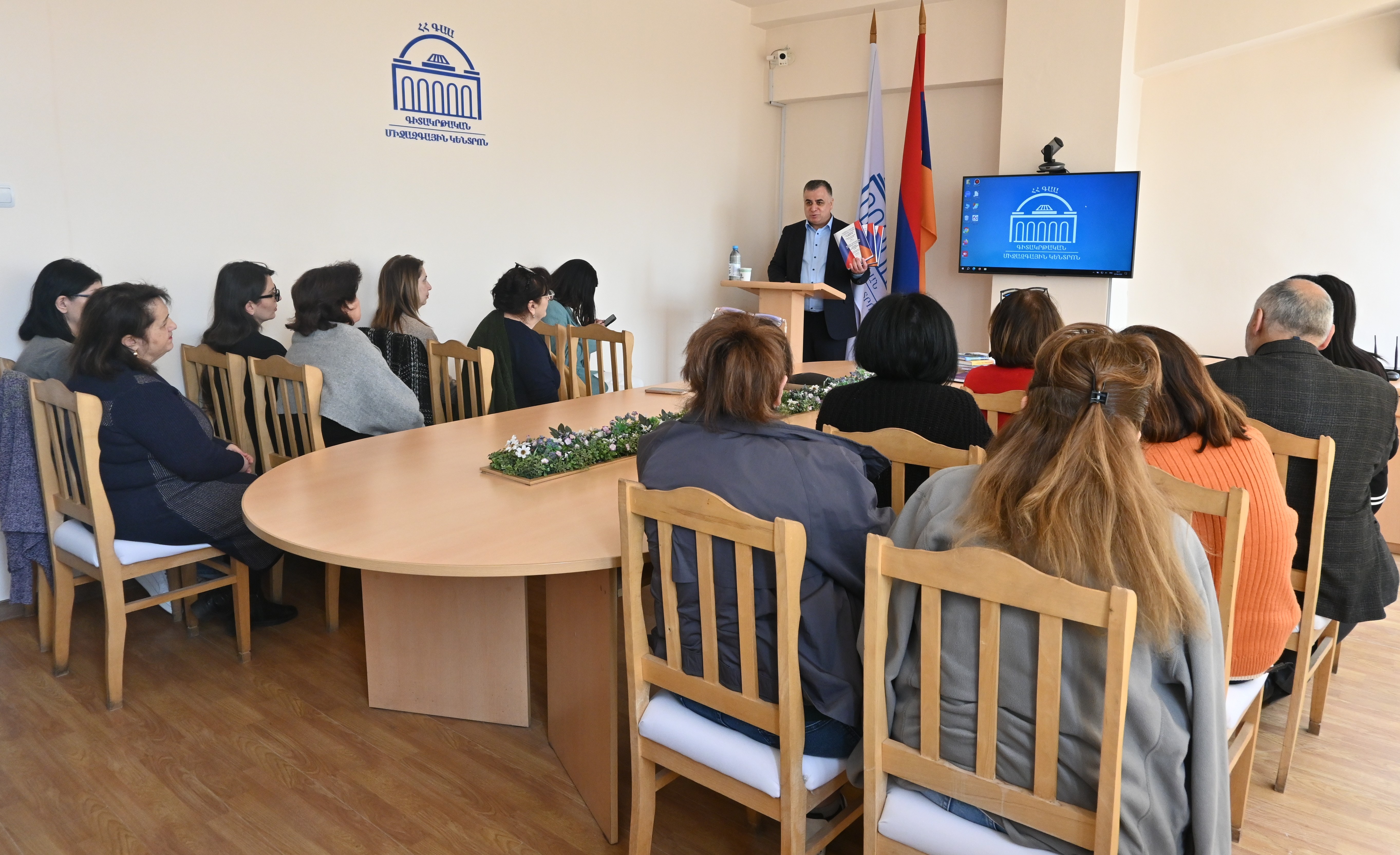 Книга как пространство диалога: встреча Юрия Навояна с коллективом Фундаментальной научной библиотеки Академии наук Армении 