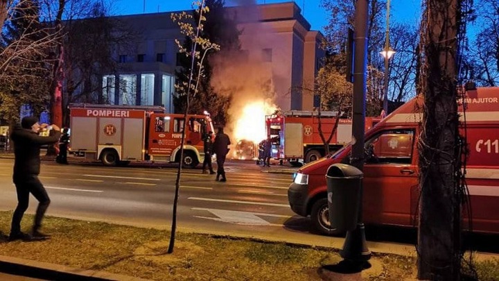 Машина врезалась в ворота посольства России в Румынии и загорелась 