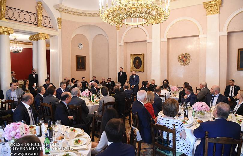 Премьер-министр в Москве провел рабочий обед с представителями армянской общины 