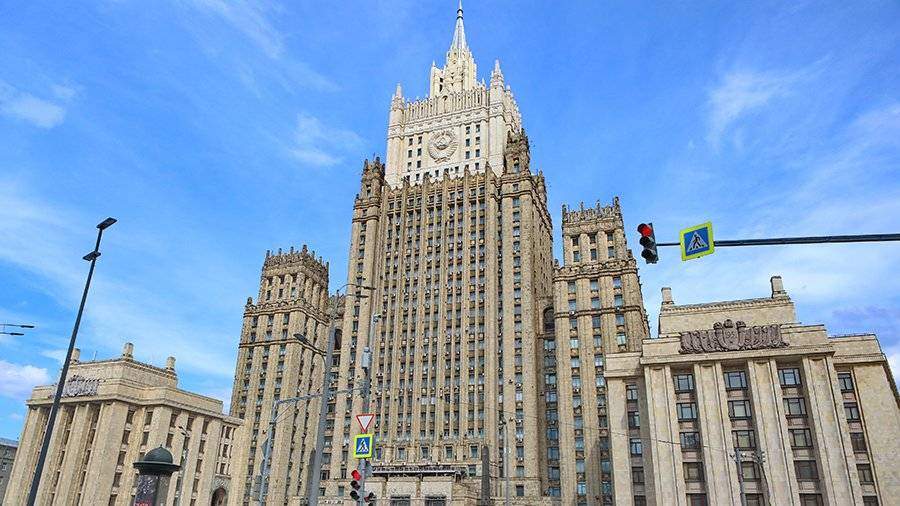 МИД РФ ответил Макрону: попытки вбить клин в отношения Москва-Баку-Ереван обречены на провал 