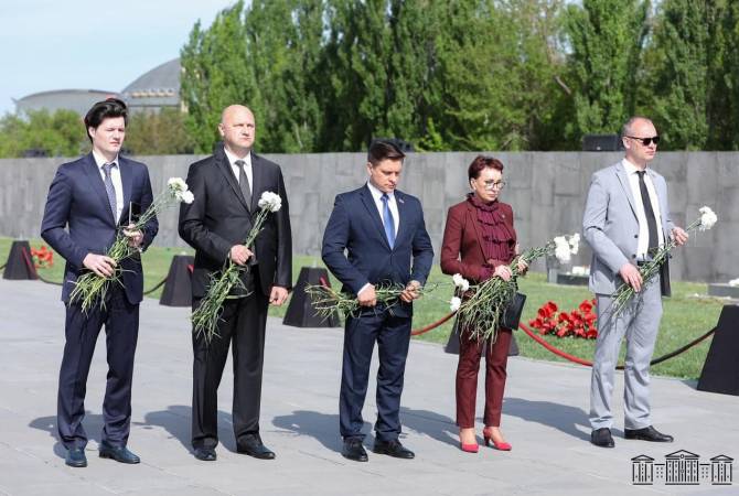 Российские парламентарии посетили мемориал Цицернакаберд 