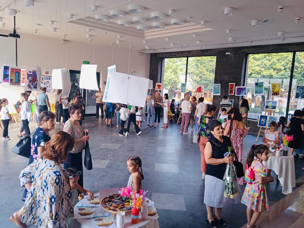 В Степанакерте прошла выставка работ детей Русской общины 