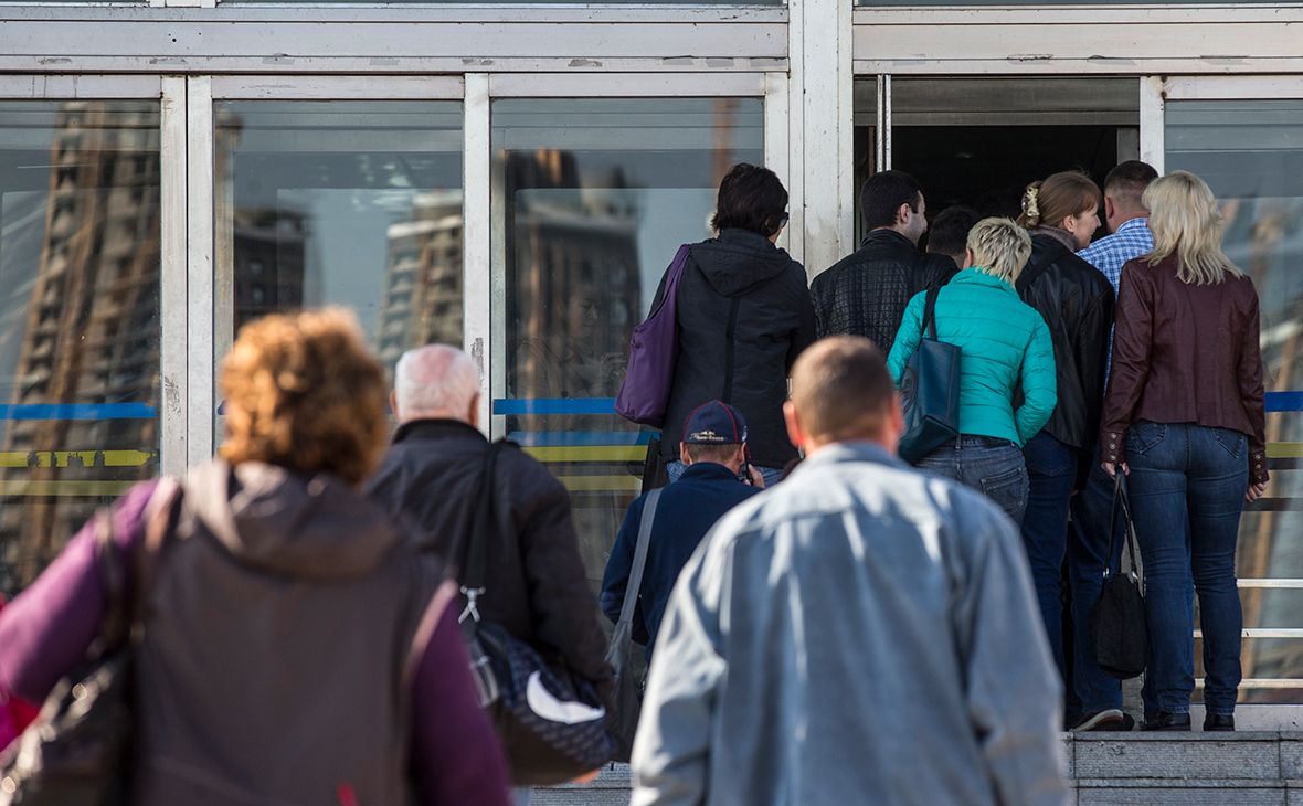 В центрах обслуживания населения Казахстана возникли очереди из россиян 