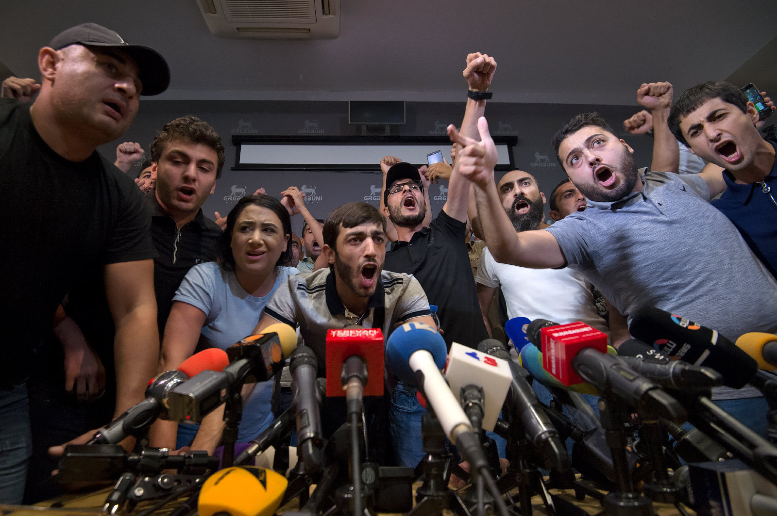 Митингующие сорвали пресс-конференцию Роберта Кочаряна 