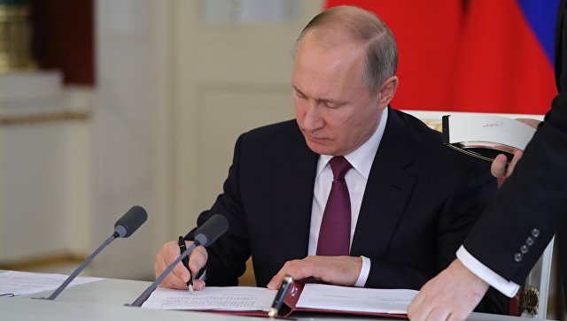 Путин подписал закон о свободном выборе родного языка 