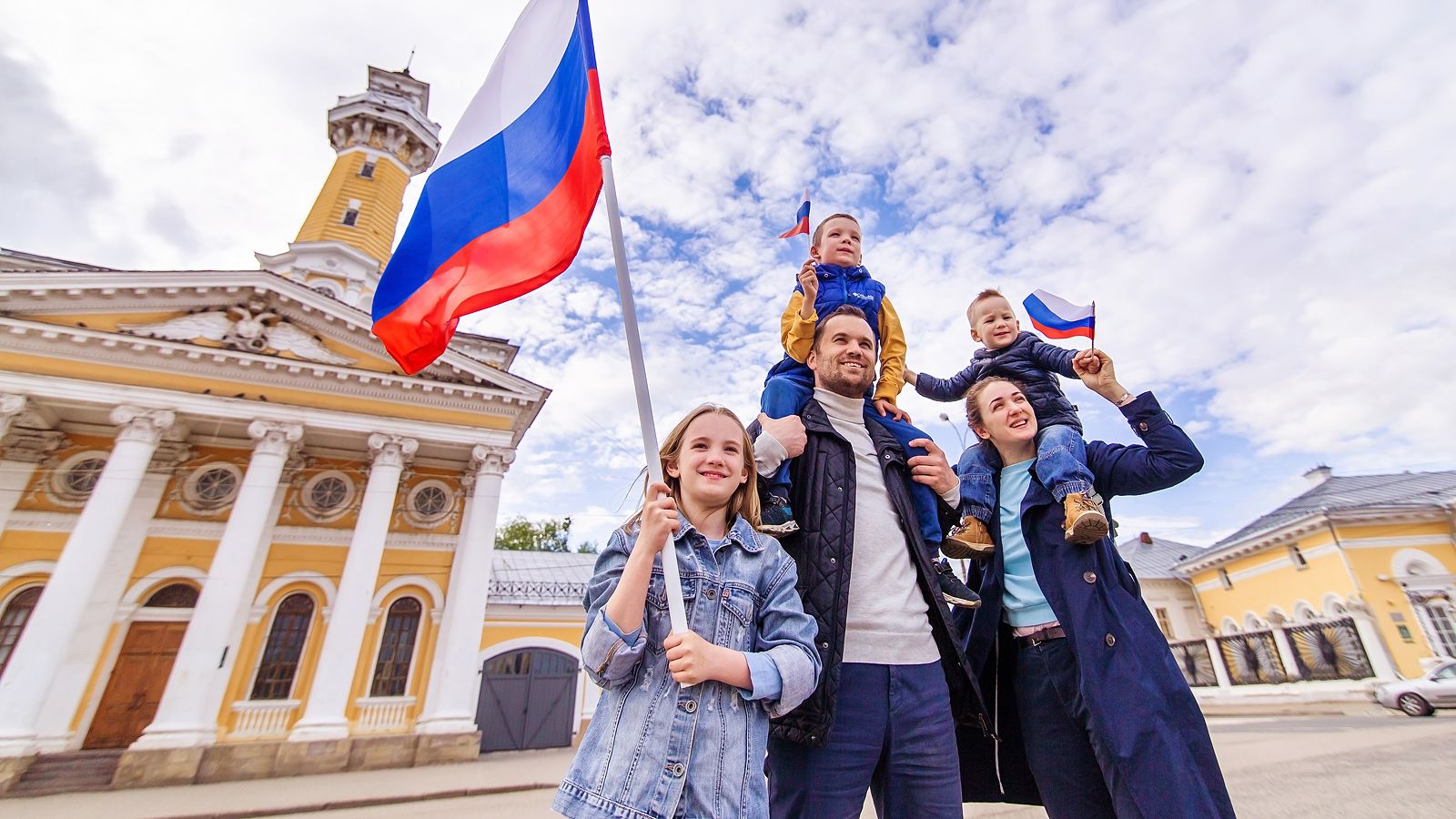 Граждане семья. Семья Россия. Люди с флагами России. Современные русские люди. Россия люди.