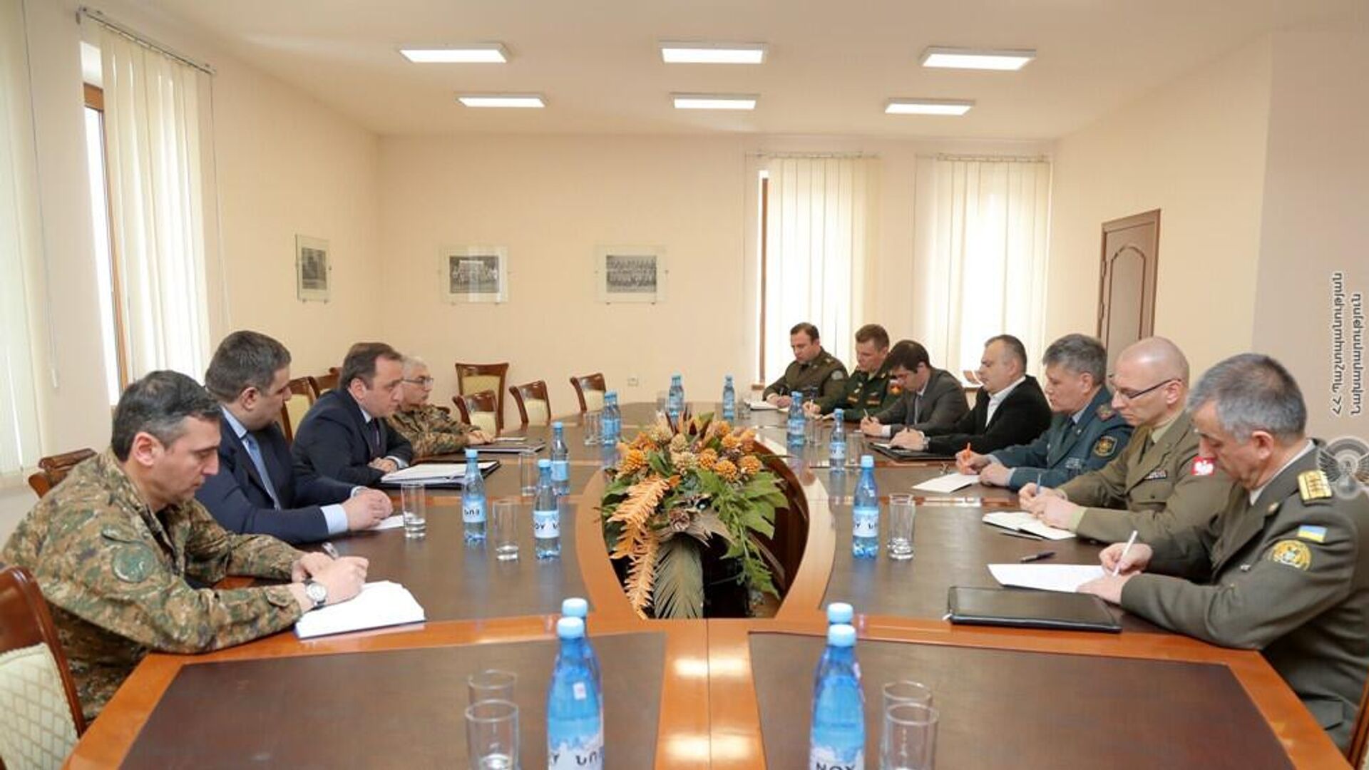 Представитель МО Армении рассказал иностранным военным атташе о ситуации в Нагорном Карабахе 