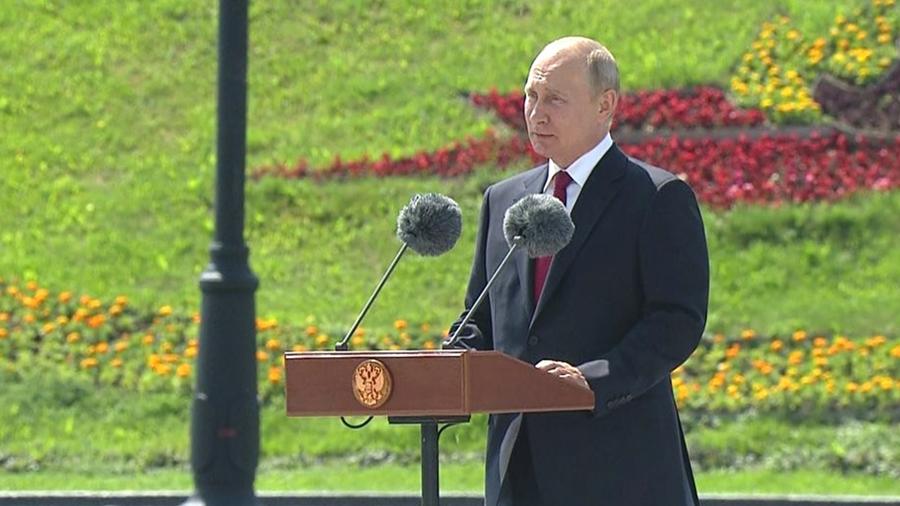 Путин поздравил сограждан с Днем России и отметил, что их родина простирается от Арктики до Крыма 