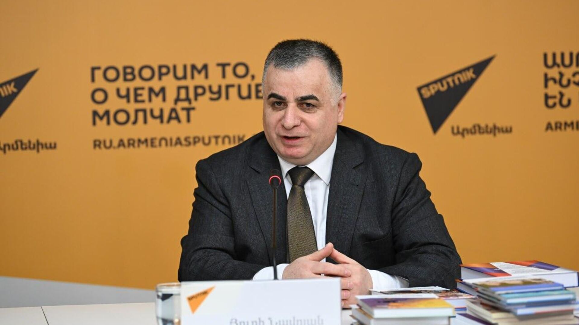 Sputnik Армения: "Книжная дипломатия": НПО "Диалог" издает 25-томник сочинений Арно Бабаджаняна 