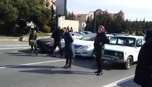В Баку родители погибших азербайджанских солдат перекрыли движение на Тбилисском проспекте 