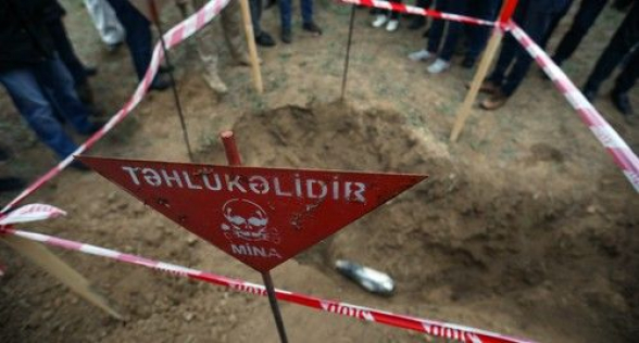 Два азербайджанца подорвались на мине в районе села Карин Так 