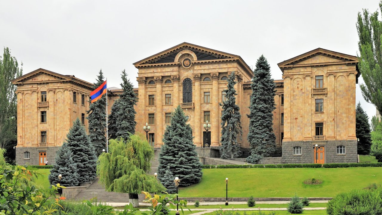Парламент Армении принял законопроект, освобождающий от службы братьев солдат, погибших во время военных действий 