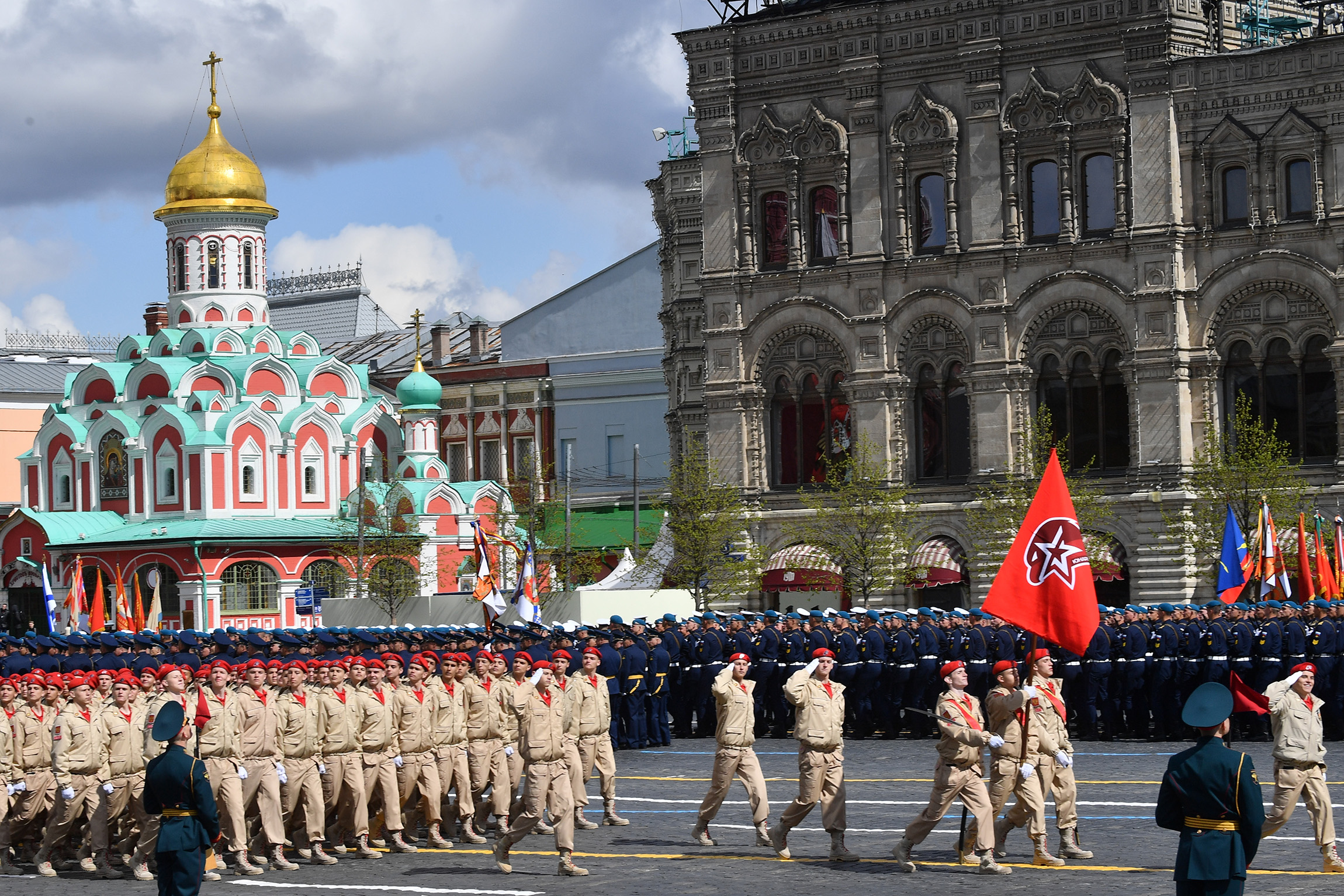 На параде по Красной площади прошли участники российской спецоперации на Украине 