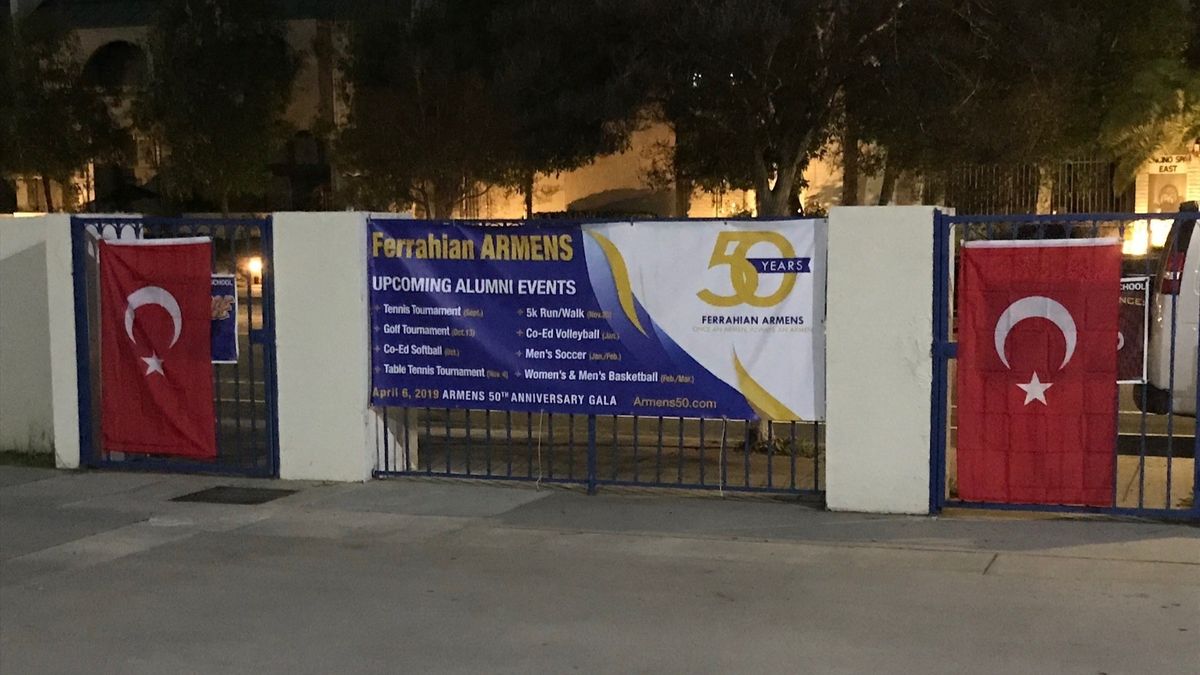 Los Angeles Times: Полиция Лос-Анджелеса расследует инцидент с вывешенными на армянских школах турецкими флагами 