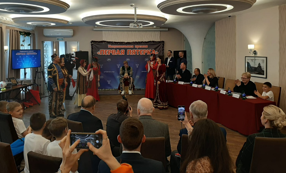 Арсен Захарян вышел в армянском костюме на награждение призом за "Первую пятерку" 