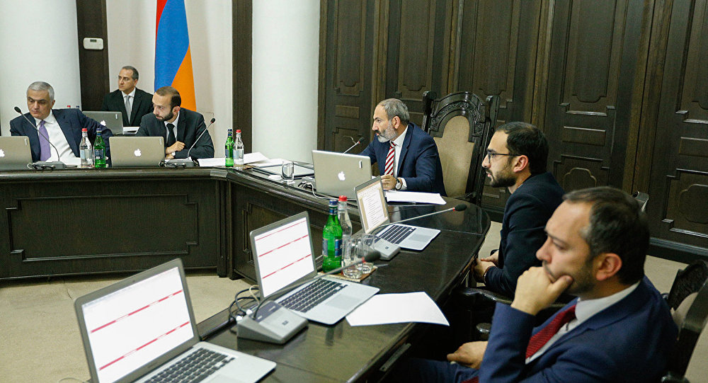 Первый вице-премьер Арарат Мирзоян отправился в Душанбе правительственным самолетом, а вице-премьер Тигран Авинян в Астану один на самолете эконом-класса 